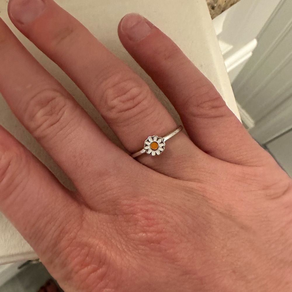 Daisy Flower Sterling-Color Ring - Yellow Center